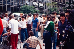 Grupo de pessoas em frente ao Teatro Municipal de SP com o cartaz do "Ano Internacional das Pessoas Deficientes". 7/4/1981. Coleção Romeu Sassaki.