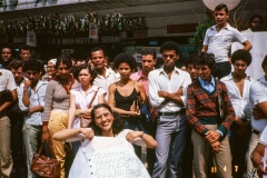 Grupo de pessoas em frente ao Teatro Municipal de SP com o cartaz do "Ano Internacional das Pessoas Deficientes". 7/4/1981. Coleção Romeu Sassaki.