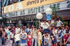 Grupo de pessoas em frente ao Teatro Municipal de SP com o cartaz do "Ano Internacional das Pessoas Deficientes". 7/4/1981. Coleção Romeu Sassaki.