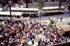 Grupo de pessoas em frente ao Teatro Municipal de SP com o cartaz do "Ano Internacional das Pessoas Deficientes". 7/4/1981. Coleção Romeu Sassaki.