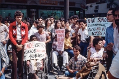 Grupo de pessoas em frente ao Teatro Municipal de SP com o cartaz do "Ano Internacional das Pessoas Deficientes". 7/4/1981. Coleção Romeu Sassaki.