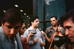 Grupo de pessoas em evento no prédio da Bienal no Parque do Ibirapuera. Coleção Romeu Sassaki.