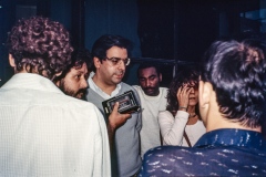 Grupo de pessoas em evento no prédio da Bienal no Parque do Ibirapuera. Coleção Romeu Sassaki.