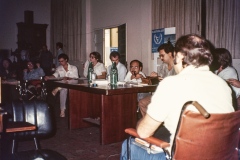 Grupo de pessoas em reunião com o cartaz do "Ano Internacional das Pessoas Deficientes". Data provável: 1981. Coleção Romeu Sassaki.