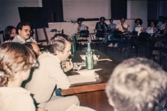 Grupo de pessoas em reunião com o cartaz do "Ano Internacional das Pessoas Deficientes". Data provável: 1981. Coleção Romeu Sassaki.