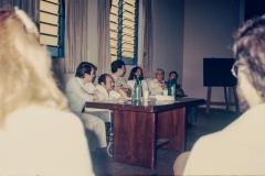 Grupo de pessoas em reunião com o cartaz do "Ano Internacional das Pessoas Deficientes". Data provável: 1981. Coleção Romeu Sassaki.